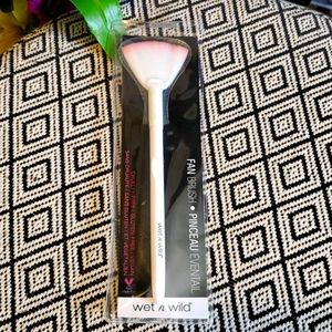 Wet n wild Fan Brush